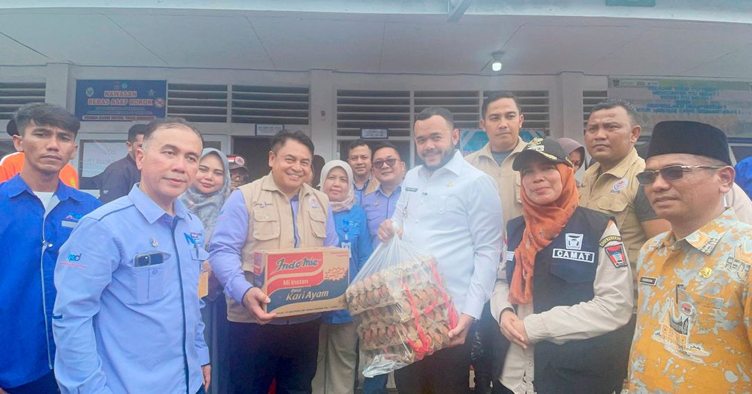 Walikota Padang Fadly Amran menerima bantuan terdampak bencana dari Bank Nagari